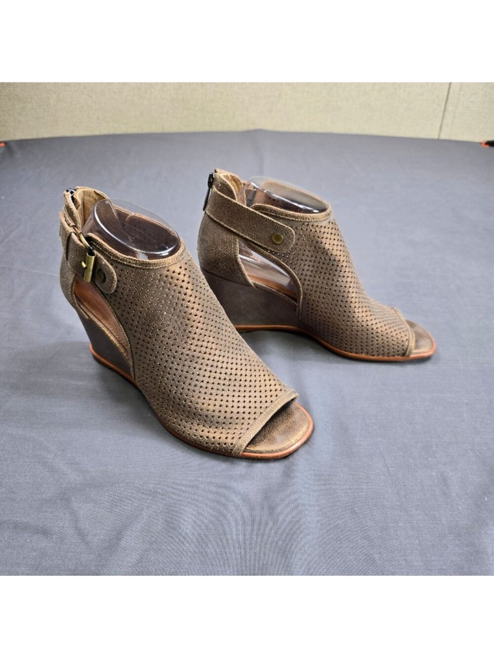 Donald Pliner Lottie 7.5M Heeled Wedge Sandals Bronze Shimmer Open Toe